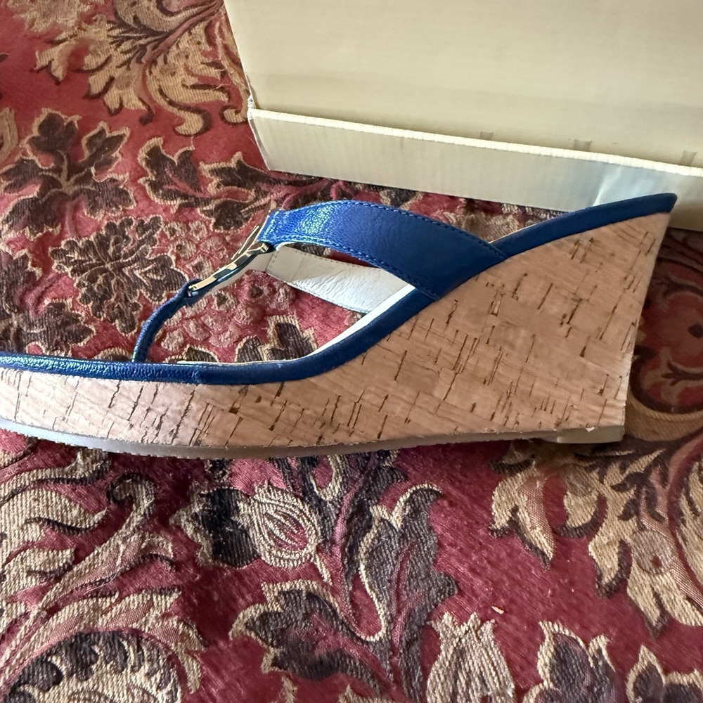Michael Kors Blue Thong Sandals with Gold Logo - Picture 4 of 7